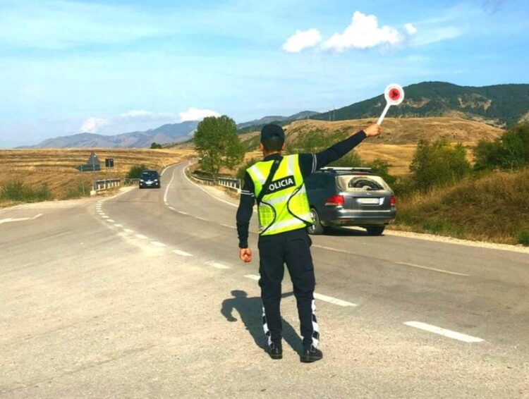 Aksidenti në Burrel, 6 persona të plagosur: 2 drejtuesit e veturave dhe 4 pasagjerët dërgohen në spital