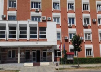 Pa kushte sigurie/ Në Gjykatën e Kukësit, i pandehuri qëndron ngjitur me viktimën