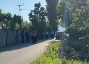 Lezhë/ Gjendet i vrarë në makinë 57-vjeçari në oborrin e banesës! Një vit më parë i vranë vëllanë në Belgjikë
