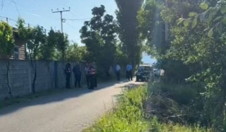 Lezhë/ Gjendet i vrarë në makinë 57-vjeçari në oborrin e banesës! Një vit më parë i vranë vëllanë në Belgjikë