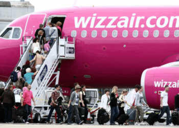 Avion me probleme teknike, Wizz Air mban “peng” 30 orë pasagjerët