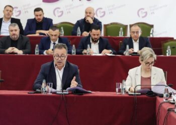 “Mos më llogarit, jam në SHBA” Socialistët “braktisin” kuvendin, kritika në mbledhje