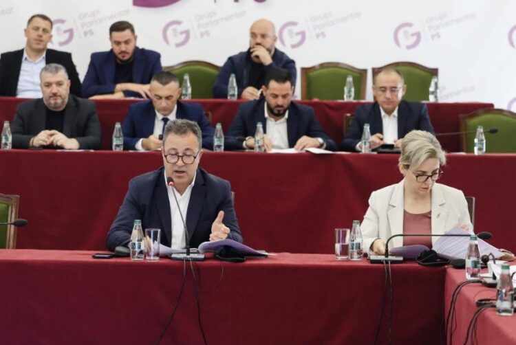 “Mos më llogarit, jam në SHBA” Socialistët “braktisin” kuvendin, kritika në mbledhje