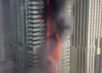 VIDEO/ Përfshihet nga flakët qiellgërvishtësja në Dubai, evakuohen 3,800 banorë