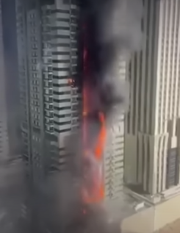 VIDEO/ Përfshihet nga flakët qiellgërvishtësja në Dubai, evakuohen 3,800 banorë