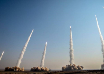 Irani nis valën e re të raketave drejt Izraelit, publikohen pamjet