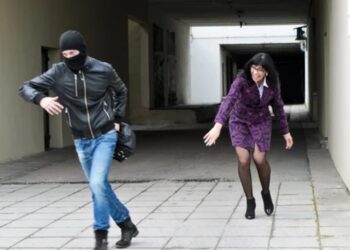 I zhvatën varësen kalimtares në Tiranë, arrestohen dy grabitësit dhe argjendari