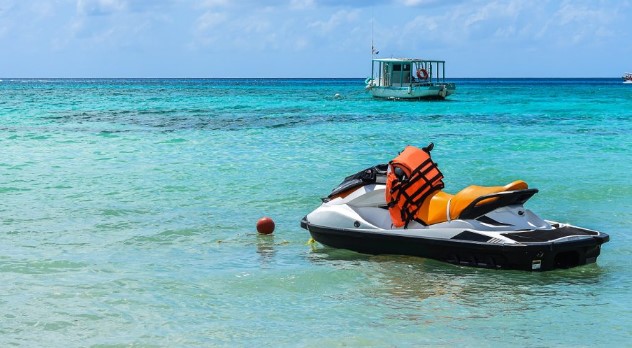 Zbardhet ngjarja tragjike me Jet Ski te Shkëmbi i Kavajës, i riu humbi jetën, e dashura në gjendje kritike