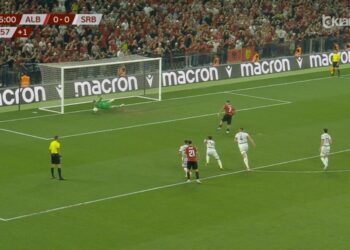 Manaj humb penalltinë, mbyllet pa gola pjesa e parë e Shqipëri-Serbi