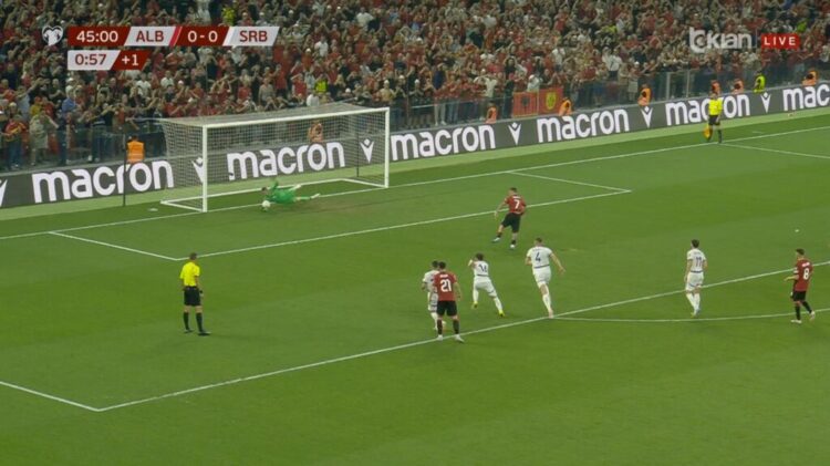 Manaj humb penalltinë, mbyllet pa gola pjesa e parë e Shqipëri-Serbi