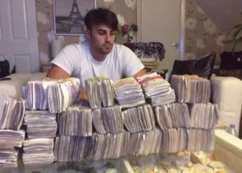 Trafikanti shqiptar i drogës, i fotografuar me 250 mijë paund cash, lejohet të qëndrojë në Britaninë e Madhe