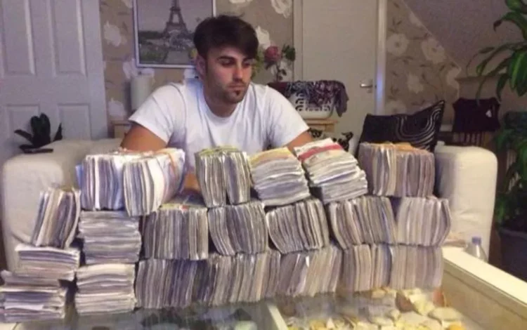 Trafikanti shqiptar i drogës, i fotografuar me 250 mijë paund cash, lejohet të qëndrojë në Britaninë e Madhe