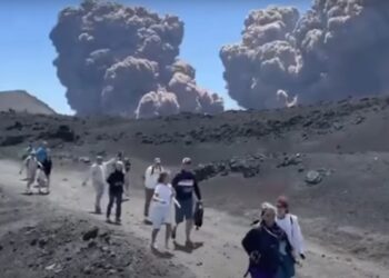 Shpërthen Etna në Itali/ Tymi mbulon ishullin, turistët largohen me vrap (Video)