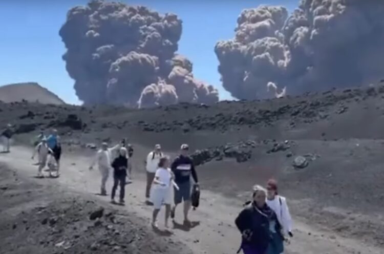 Shpërthen Etna në Itali/ Tymi mbulon ishullin, turistët largohen me vrap (Video)