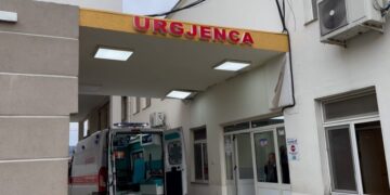 Një 4-vjeçare rrëzohet nga pallati në Lezhë, transportohet te Trauma