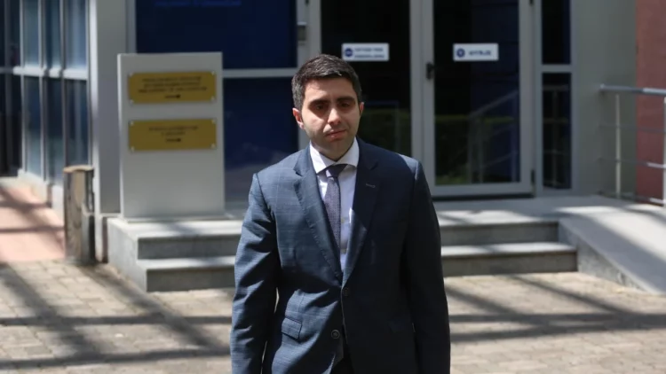 Jonaid Myzyri “ushtar” i Arbër Abazit, në mëngjes në SPAK, në drekë i jep tenderin 1.2 miliardë lekë