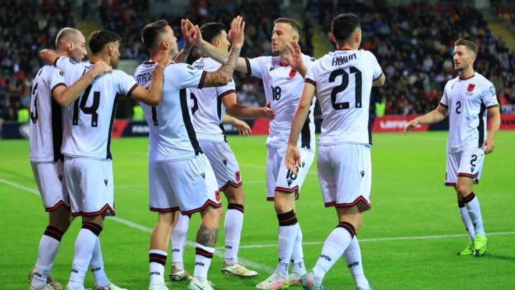 Kuqezinjtë barazojnë në Letoni, shumë pak shpresa për Botërorin