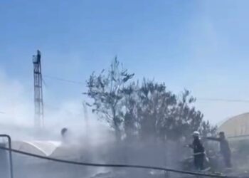 Zjarr në një pus nafte në Kuçovë, era dhe temperaturat e larta favorizuan flakët