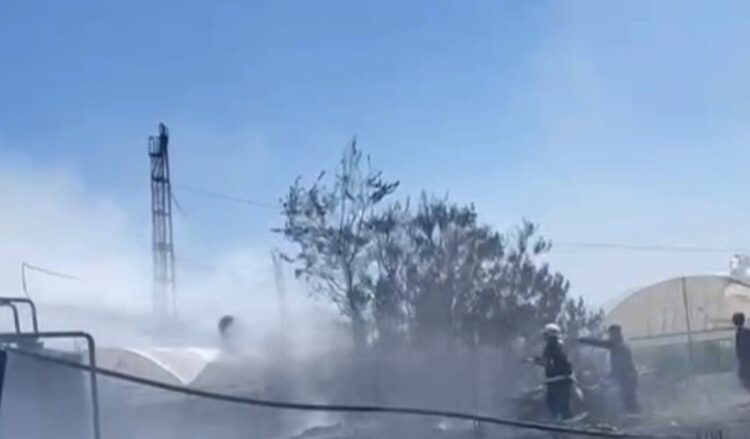 Zjarr në një pus nafte në Kuçovë, era dhe temperaturat e larta favorizuan flakët