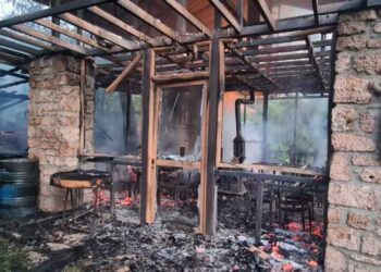 Përfshihet nga flakët një ndërtesë në Vithkuq të Korçës