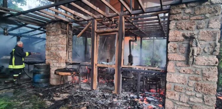 Përfshihet nga flakët një ndërtesë në Vithkuq të Korçës