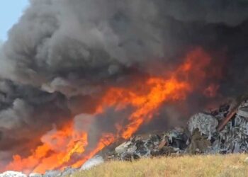 Vlora pushtohet nga tymi/ Zjarr masiv në fushën e grumbullimit të mbetjeve