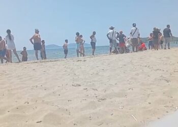 Turisti italian humb jetën në plazhin e Zvërnecit