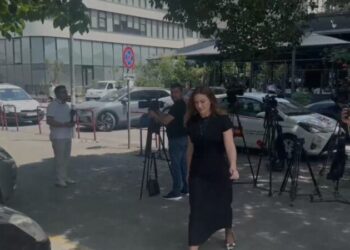 Bashkëshortja e Erion Veliajt, Ajola Xoxa mbërrin në SPAK, zbaton masën “Detyrim paraqitje”