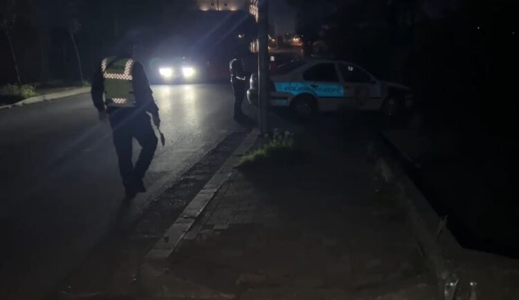 “Shoferi” 15-vjeçar humb kontrollin e mjetit dhe aksidentohet, plagosen edhe dy të mitur që e shoqëronin