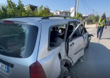 Aksident i rëndë në Fier-Levan me dy të plagosur, makina përplaset me shtyllën e tensionit