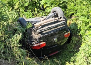 Përplasen dy makina në aksin Bilisht-Korçë, njëra përfundon jashtë rruge