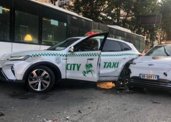 Përplasen 6 makina tek semafori në Laprakë, përfundojnë në spital dy policë dhe një taksist