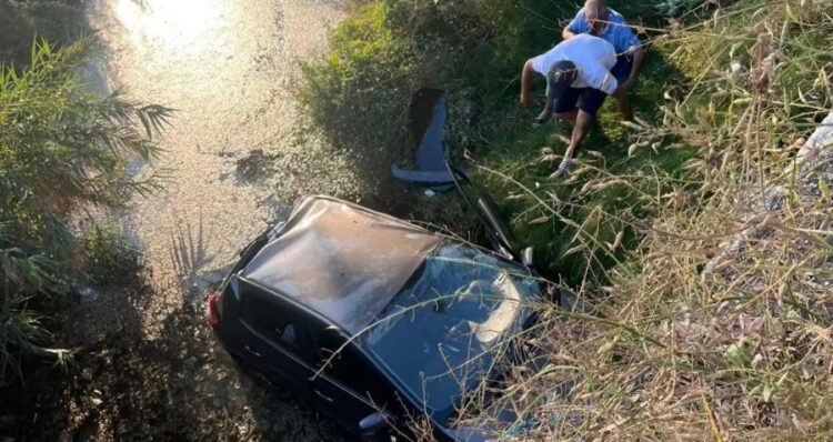 Aksident në aksin Delvinë-Sarandë, makina del nga rruga dhe plagoset shoferi