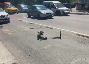 Aksident i rëndë në Tiranë/ Makina përplas 2 monopatina, plagosen tre të mitur