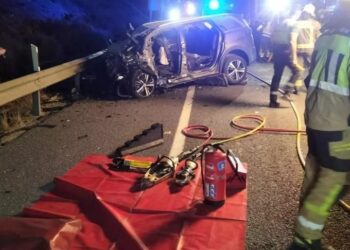 Tre shqiptarë grabitën një farmaci dhe u përplasën me makinën e një polici gjatë arratisjes, 4 të vdekur