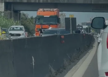 Dy aksidente njëri pas tjetrit në autostradën Tiranë-Durrës, përfshihen 8 makina