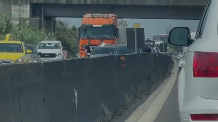 Dy aksidente njëri pas tjetrit në autostradën Tiranë-Durrës, përfshihen 8 makina