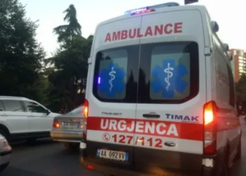 Panik në Tiranë, qëllohet me armë zjarri 15-vjeçari në një piceri