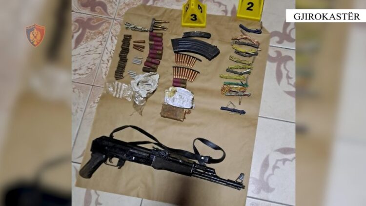 Kapet me kallashnikov, municione dhe kokainë 18-vjeçari nga Lazarati (Emri)