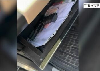 Lëvizte me armë zjarri në makinë, vihet në pranga 28-vjeçari në Tiranë