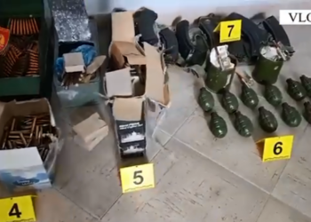 Automatikë dhe granata difensive të fshehura në murin e banesës, e pëson i moshuari në Vlorë