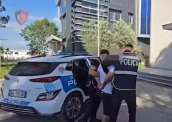 Arrestohet punonjësi i shërbimeve funerale, vidhte në varrezat e Korçës