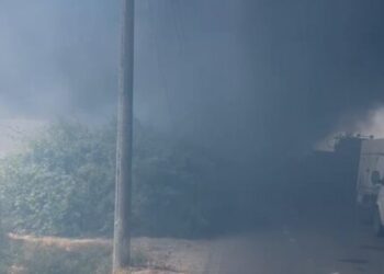 Përfshihet nga flakët një pikë grumbullimi hekurash në Kavajë