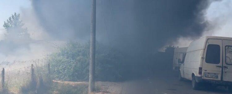 Përfshihet nga flakët një pikë grumbullimi hekurash në Kavajë