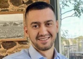 Skuadra e tij po e priste të luante, futbollisti shqiptar vetëhidhet nga kati i tetë