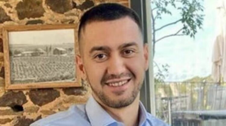 Skuadra e tij po e priste të luante, futbollisti shqiptar vetëhidhet nga kati i tetë