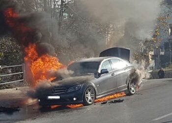Përfshihet nga flakët një automjet në lëvizje në aksin Pogradec-Qafë Thanë