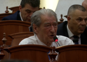 Berisha përplaset me PS-në në Kuvend për Avokatin e Popullit: E refuzoni se ka qenë i përndjekur politik