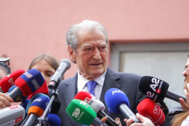 “Irena me 5 mbiemra me kontratë falso”, Berisha: Ky dokument turpëron edhe shtetin e gomarit