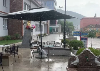 Reshje të dendura shiu edhe në Bulqizë, vështirësi qarkullimi në rrugët nacionale